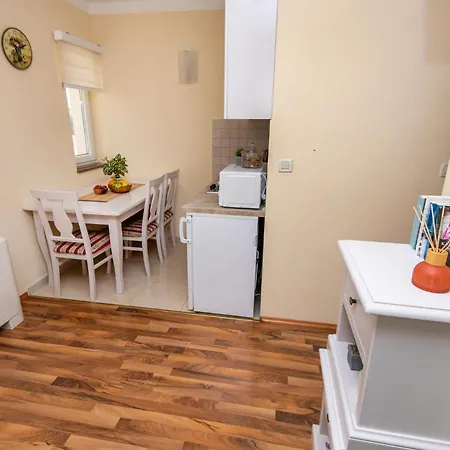 1 Bedroom Beautiful In *